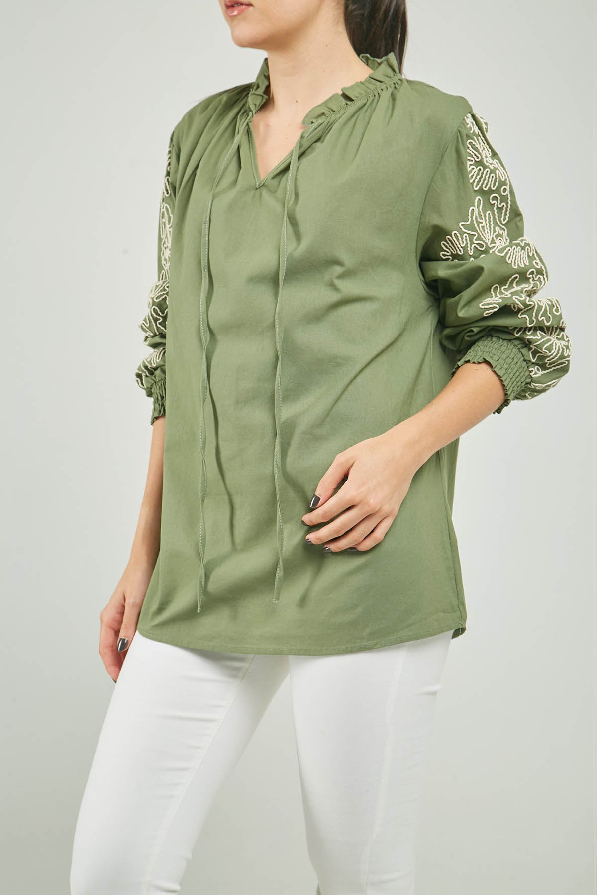 BLUSA BORDADA BEIGE MANGA CUELLO RUCHE MANGA LARGA