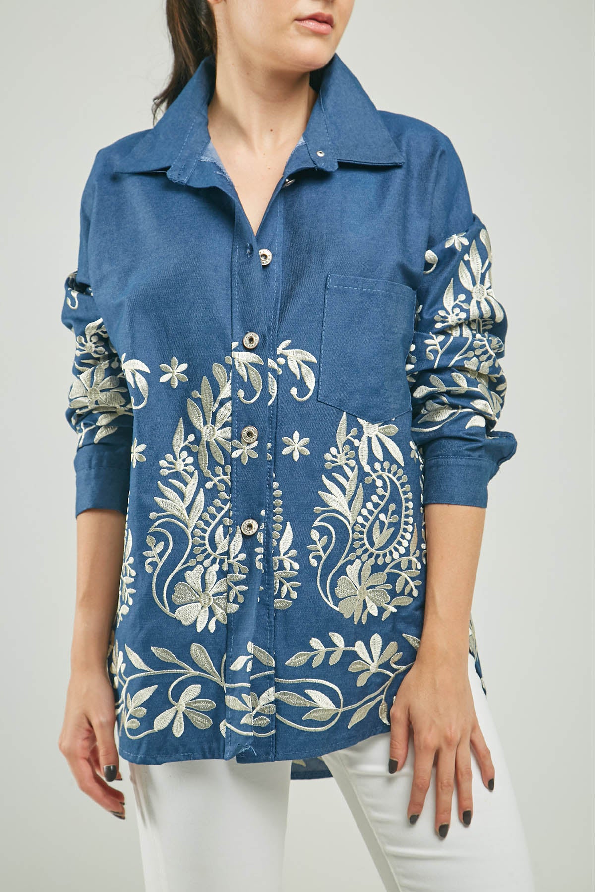 BLUSA UN BOLSILLO BORADADO FLORES ABERTURA LADO C/C