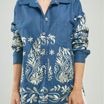 BLUSA UN BOLSILLO BORADADO FLORES ABERTURA LADO C/C