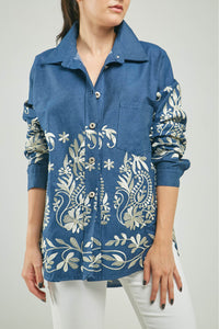 BLUSA UN BOLSILLO BORADADO FLORES ABERTURA LADO C/C