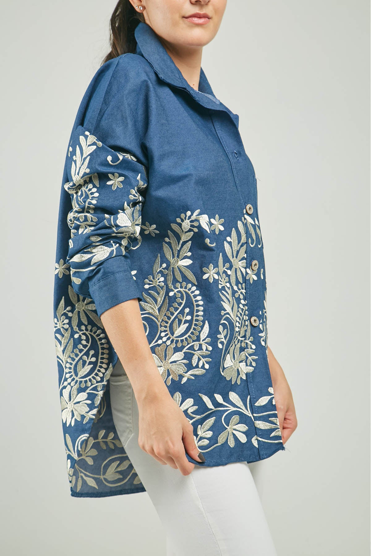 BLUSA UN BOLSILLO BORADADO FLORES ABERTURA LADO C/C