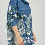 BLUSA UN BOLSILLO BORADADO FLORES ABERTURA LADO C/C