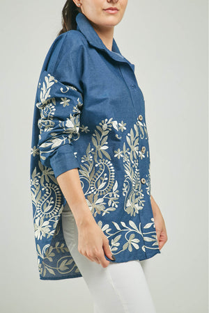 BLUSA UN BOLSILLO BORADADO FLORES ABERTURA LADO C/C