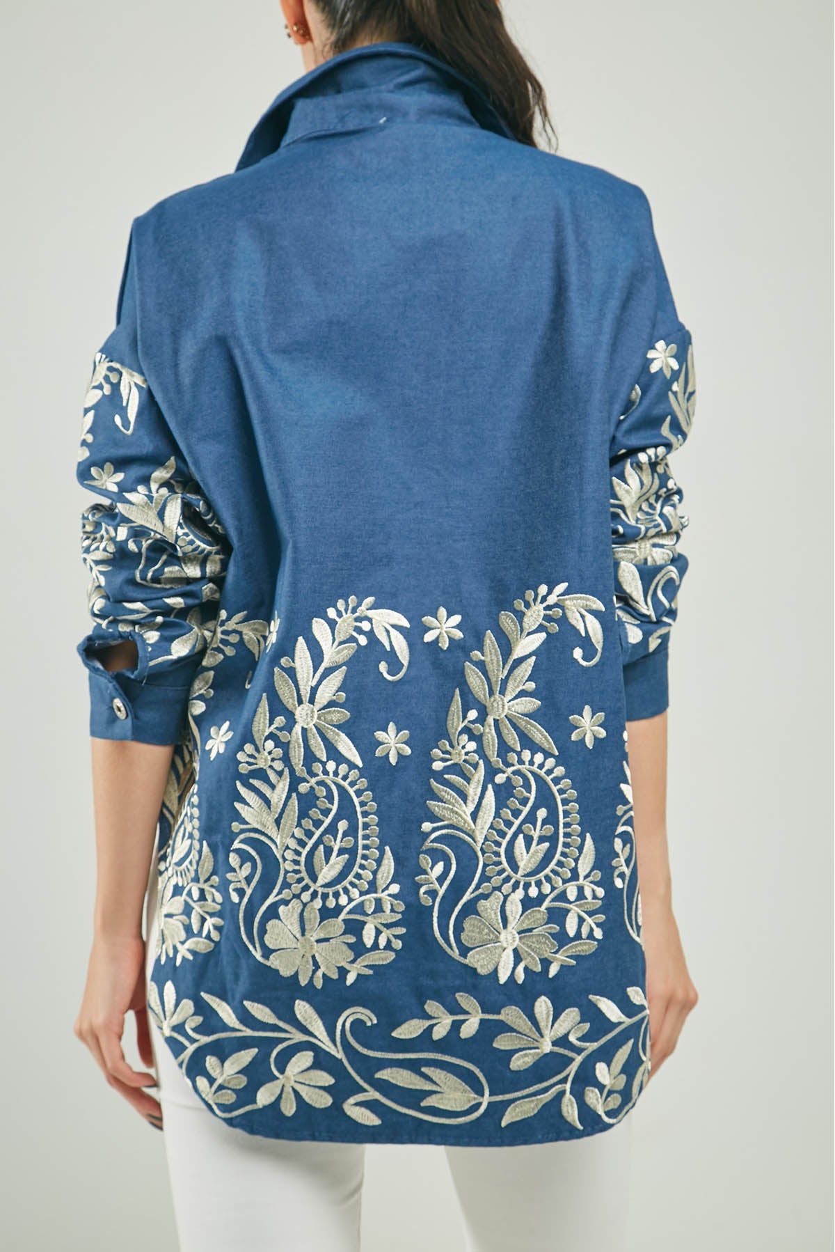 BLUSA UN BOLSILLO BORADADO FLORES ABERTURA LADO C/C