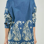 BLUSA UN BOLSILLO BORADADO FLORES ABERTURA LADO C/C