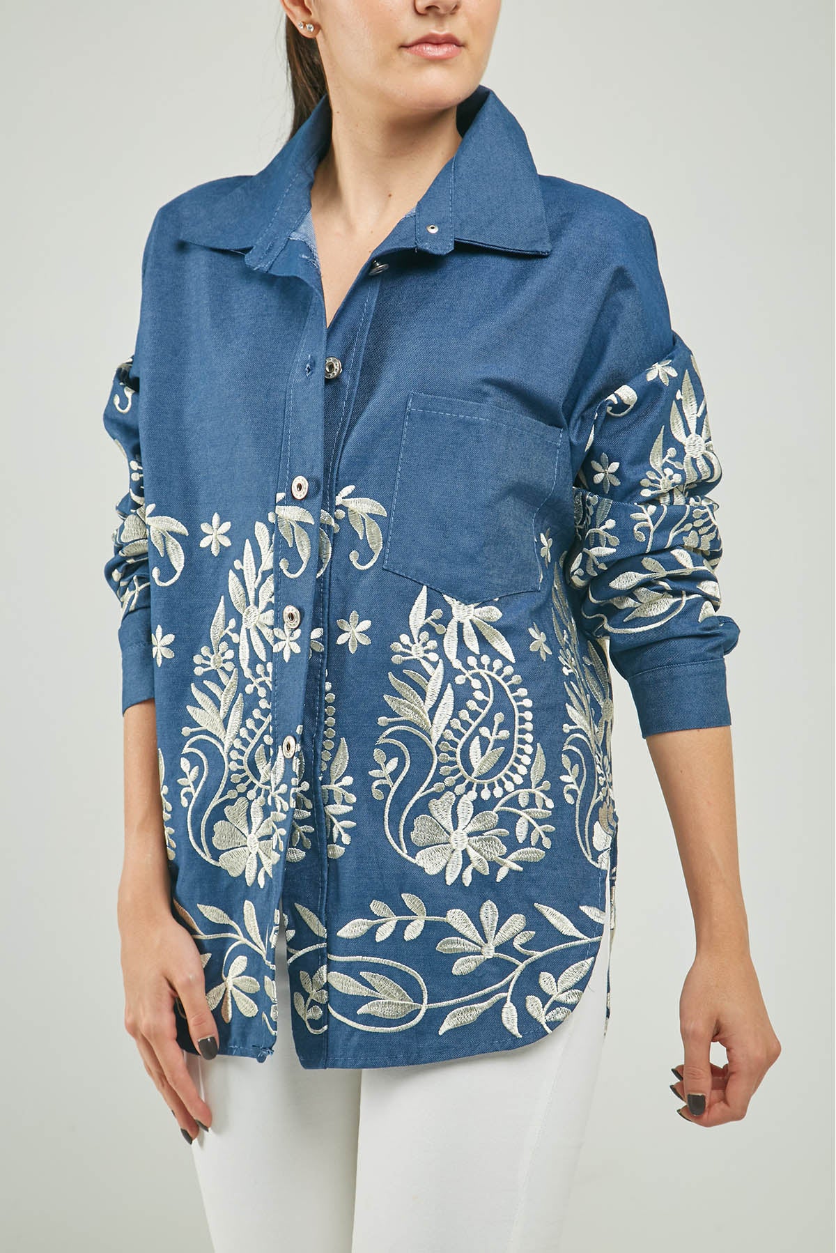 BLUSA UN BOLSILLO BORADADO FLORES ABERTURA LADO C/C
