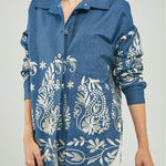 BLUSA UN BOLSILLO BORADADO FLORES ABERTURA LADO C/C