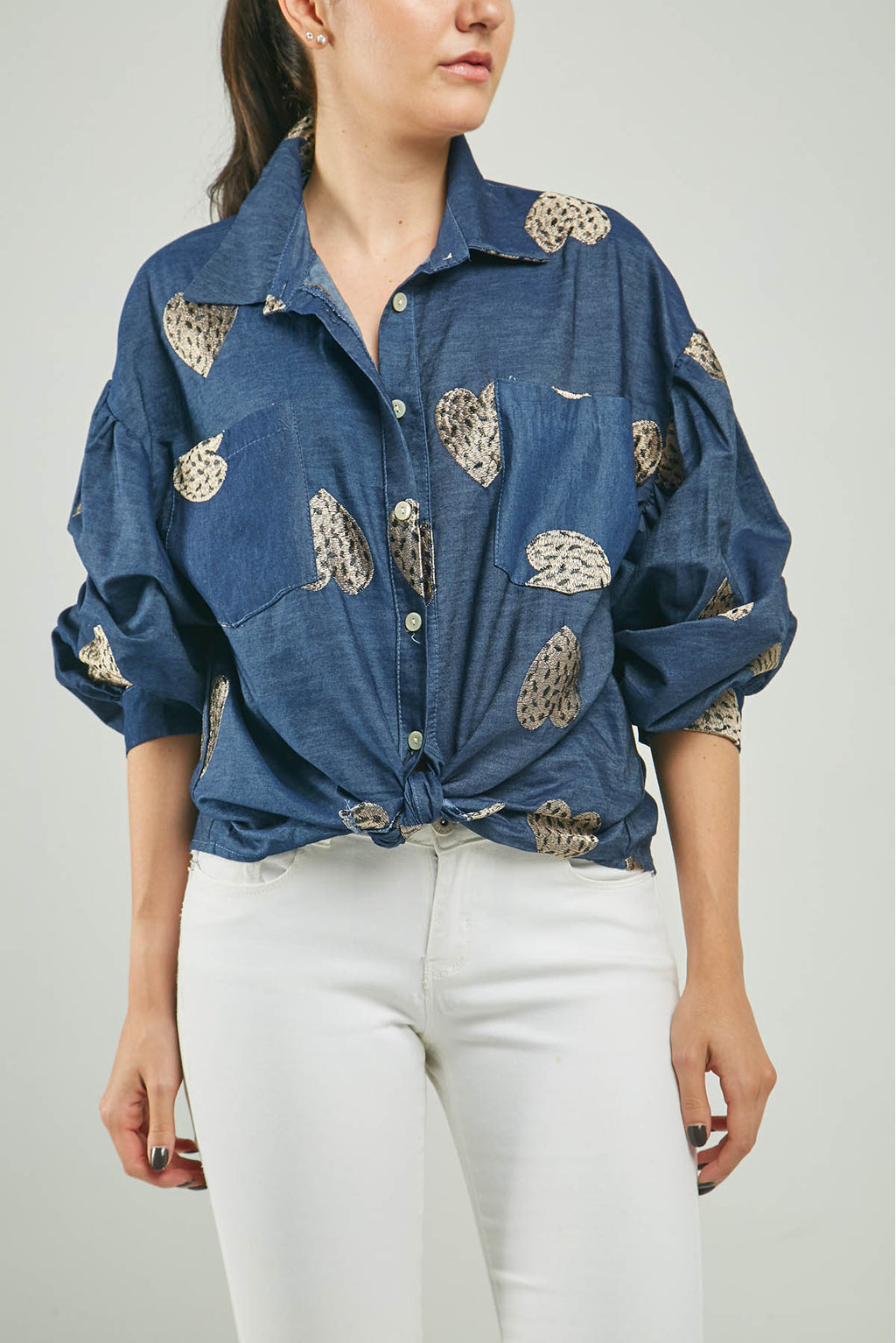 BLUSA BORDADO CORAZONES BOLSILLOS  M/L CUELLO CAMISERO