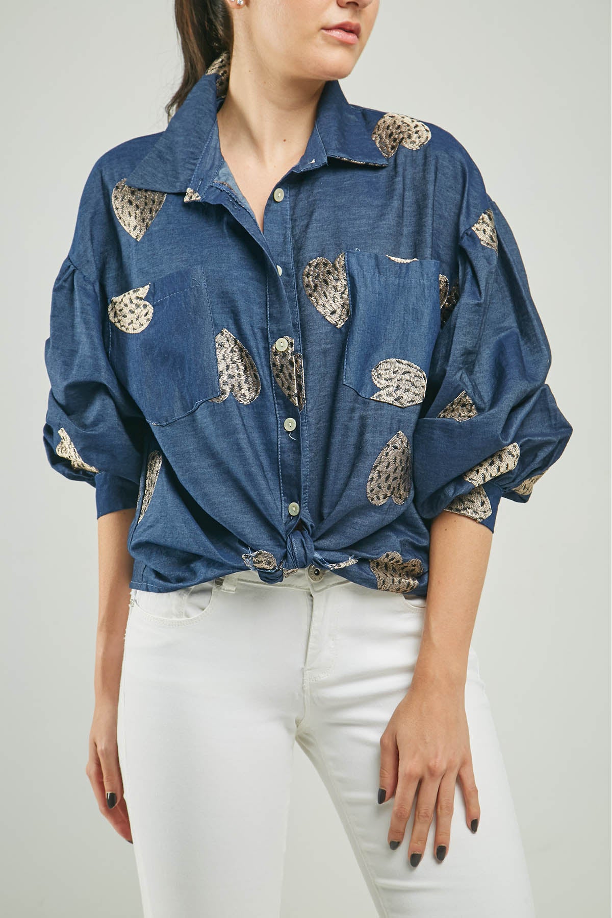 BLUSA BORDADO CORAZONES BOLSILLOS  M/L CUELLO CAMISERO