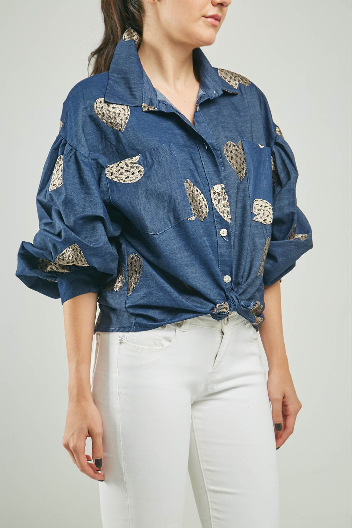 BLUSA BORDADO CORAZONES BOLSILLOS  M/L CUELLO CAMISERO