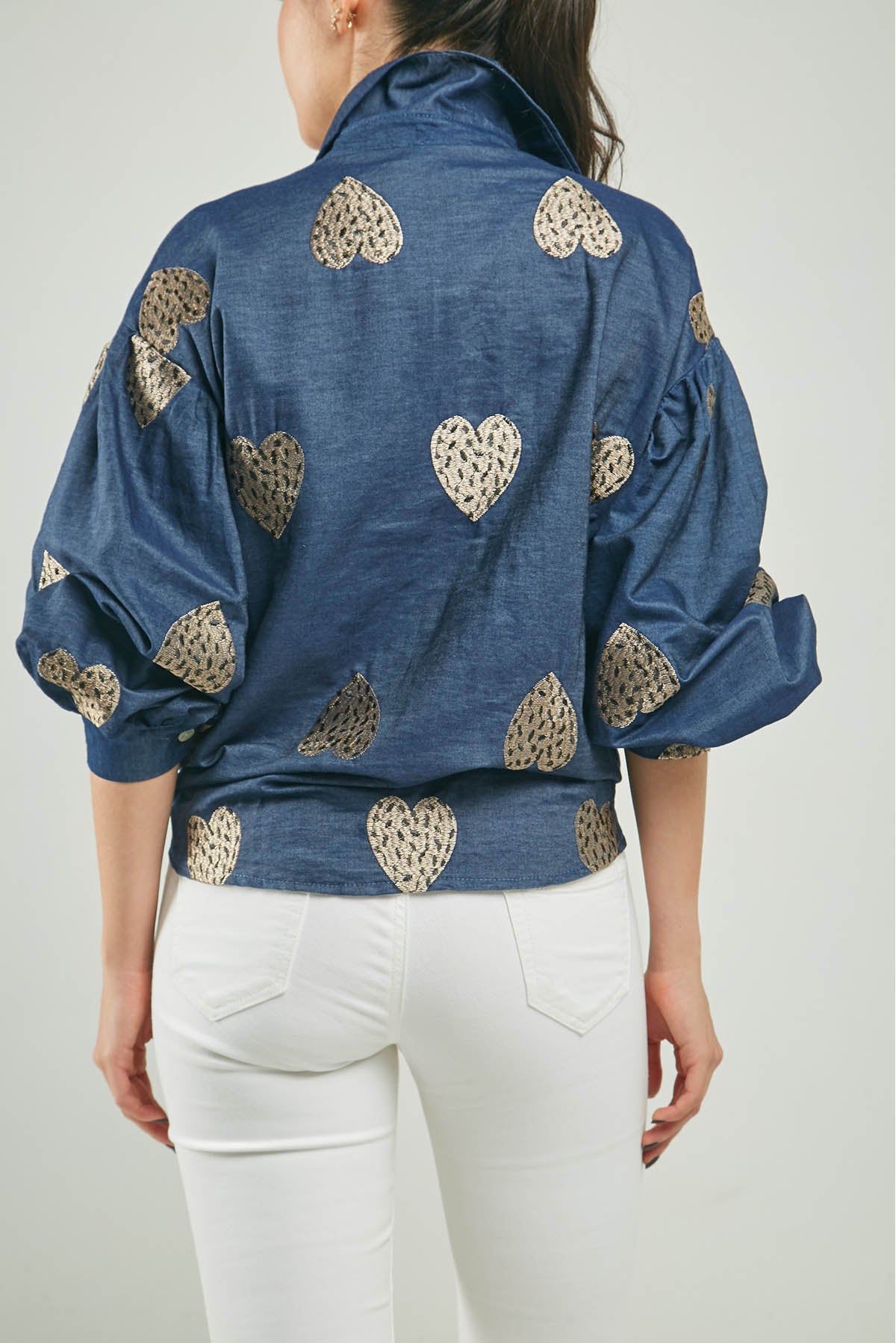 BLUSA BORDADO CORAZONES BOLSILLOS  M/L CUELLO CAMISERO