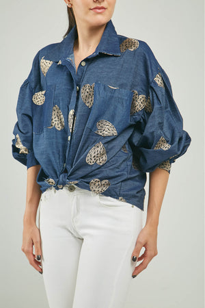 BLUSA BORDADO CORAZONES BOLSILLOS  M/L CUELLO CAMISERO