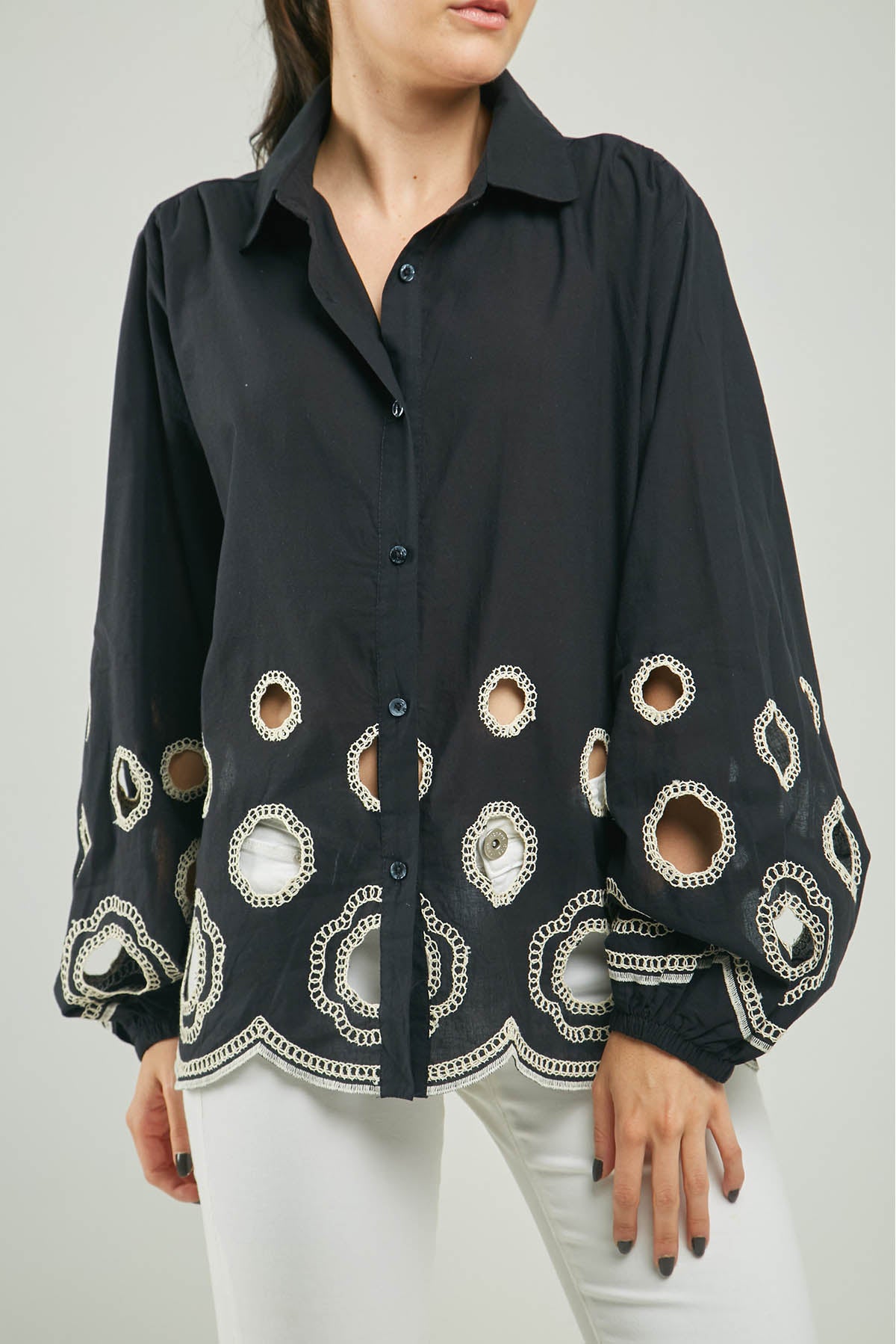 BLUSA BORDADA CALADA CIRCULAR GRANDE RESORTE PUÑO