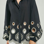 BLUSA BORDADA CALADA CIRCULAR GRANDE RESORTE PUÑO