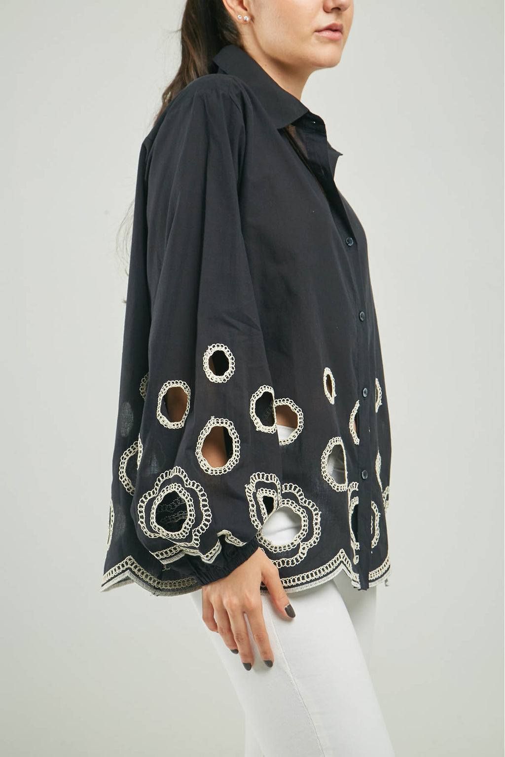 BLUSA BORDADA CALADA CIRCULAR GRANDE RESORTE PUÑO