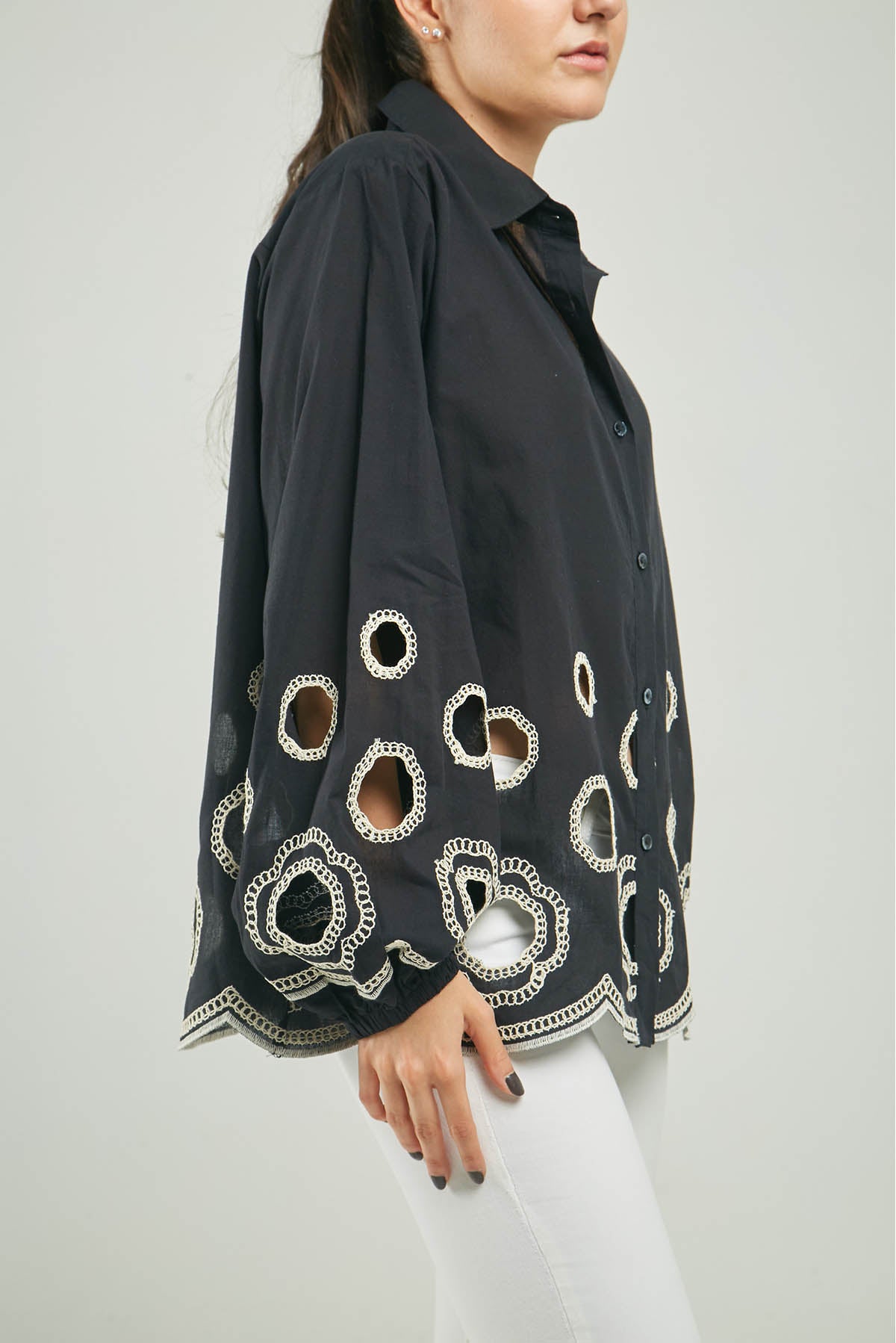 BLUSA BORDADA CALADA CIRCULAR GRANDE RESORTE PUÑO