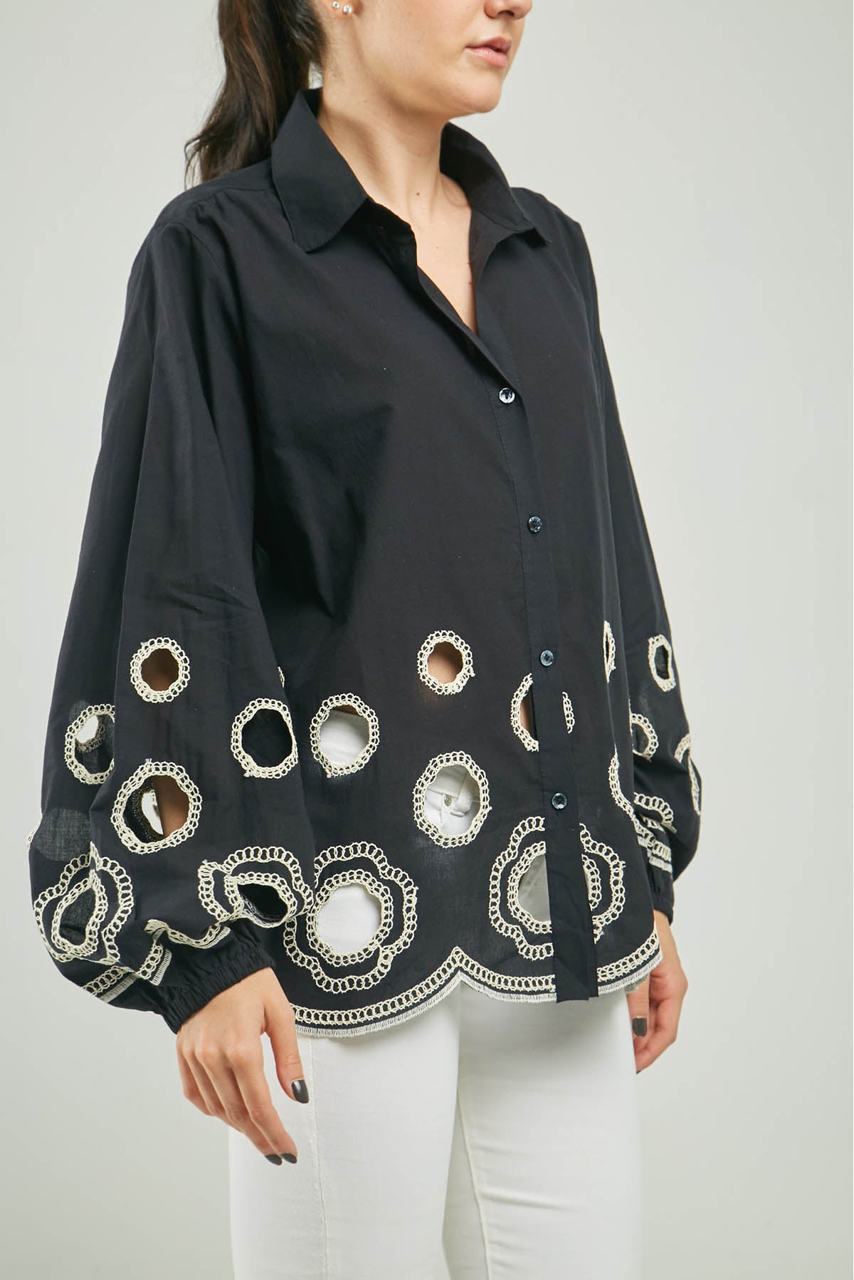 BLUSA BORDADA CALADA CIRCULAR GRANDE RESORTE PUÑO