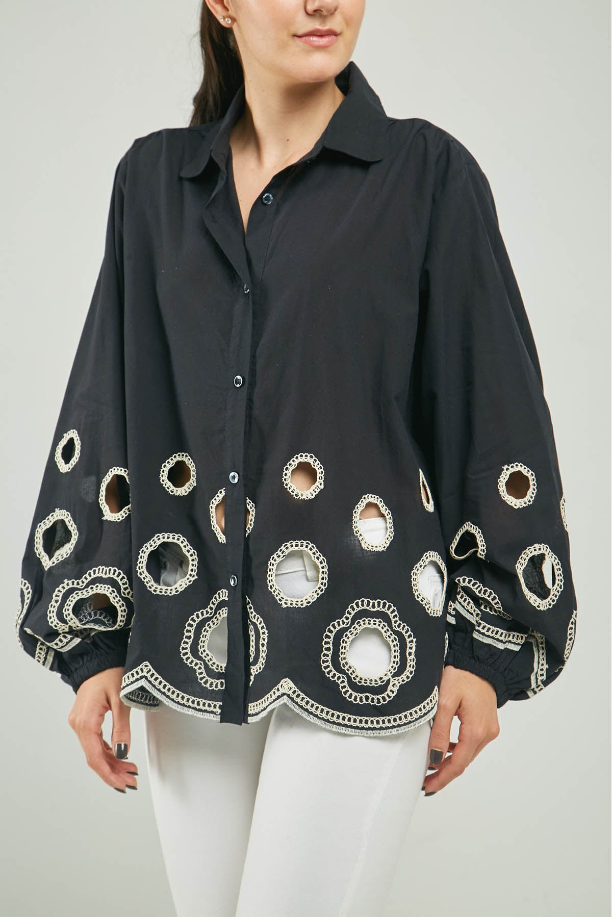 BLUSA BORDADA CALADA CIRCULAR GRANDE RESORTE PUÑO