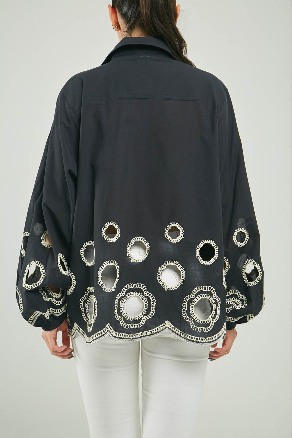 BLUSA BORDADA CALADA CIRCULAR GRANDE RESORTE PUÑO