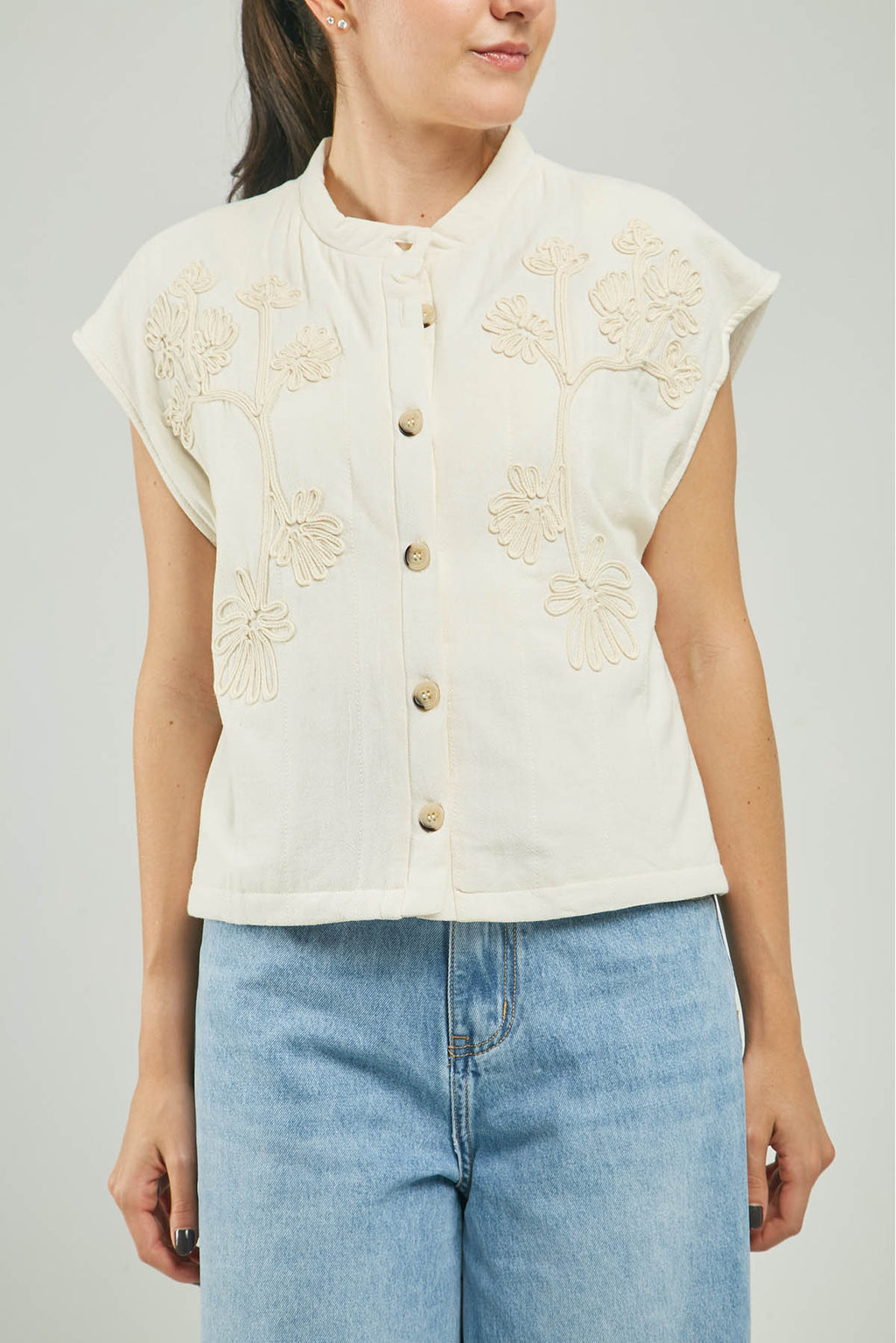 CHALECO FORRADO BORDADA ADELANTE  BOTON MANG CN