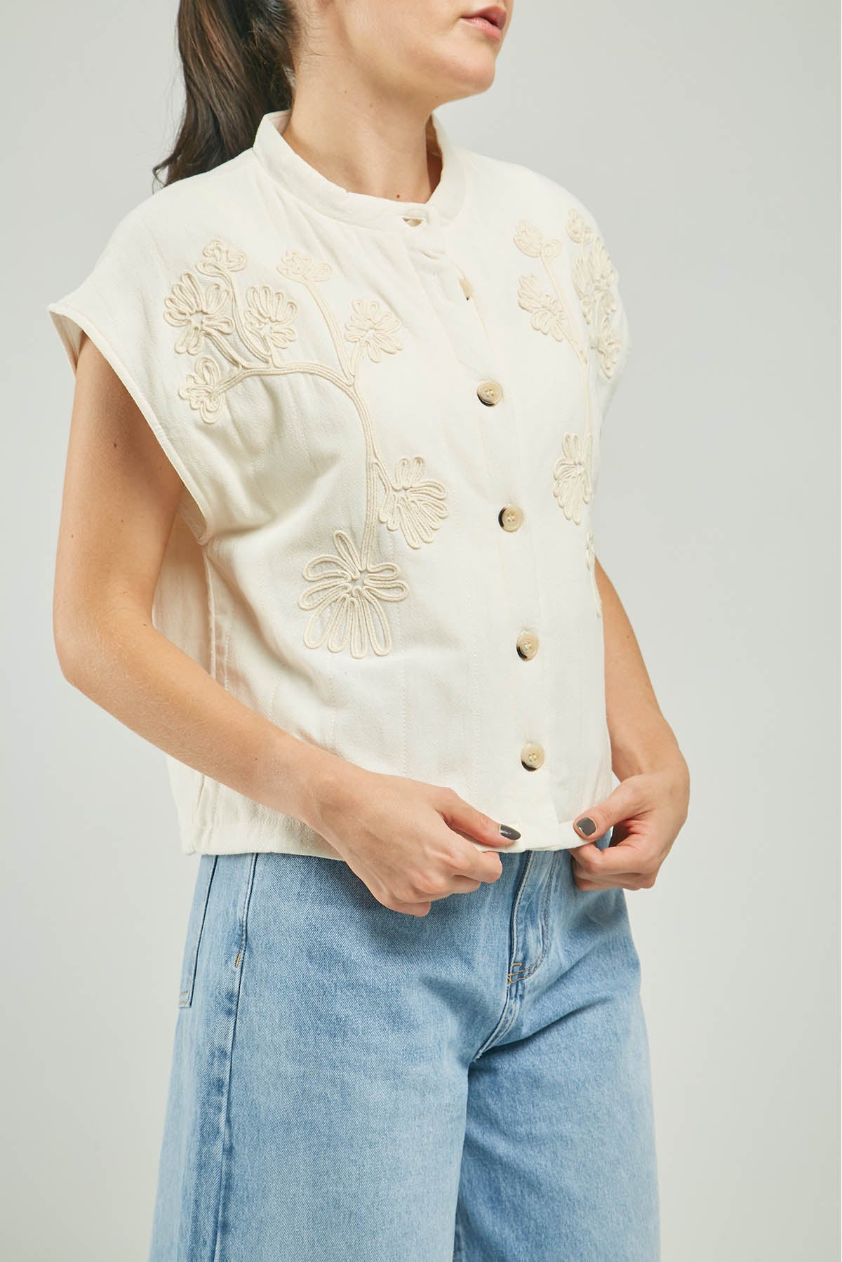 CHALECO FORRADO BORDADA ADELANTE  BOTON MANG CN