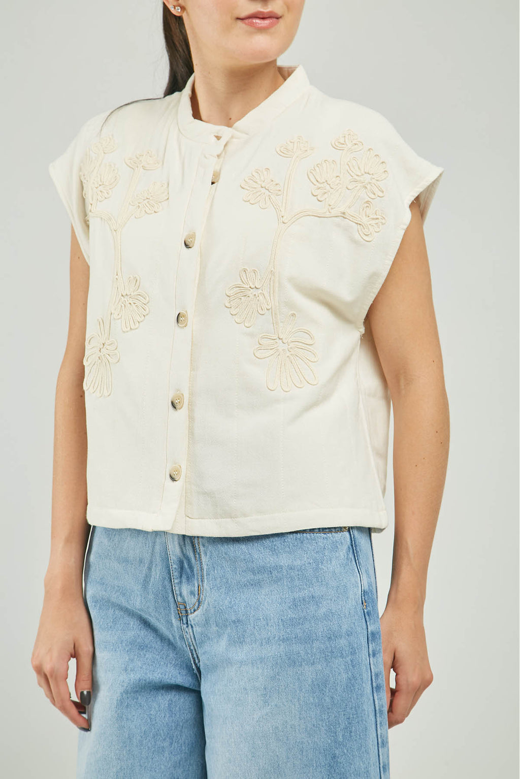 CHALECO FORRADO BORDADA ADELANTE  BOTON MANG CN