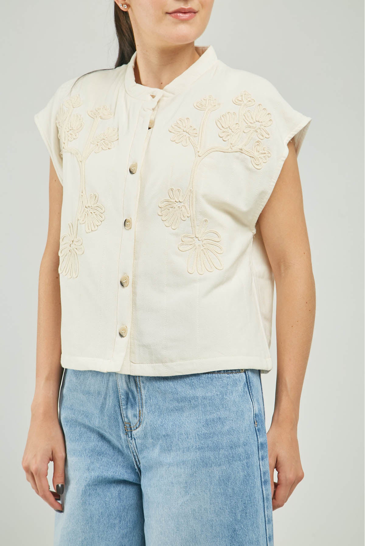 CHALECO FORRADO BORDADA ADELANTE  BOTON MANG CN