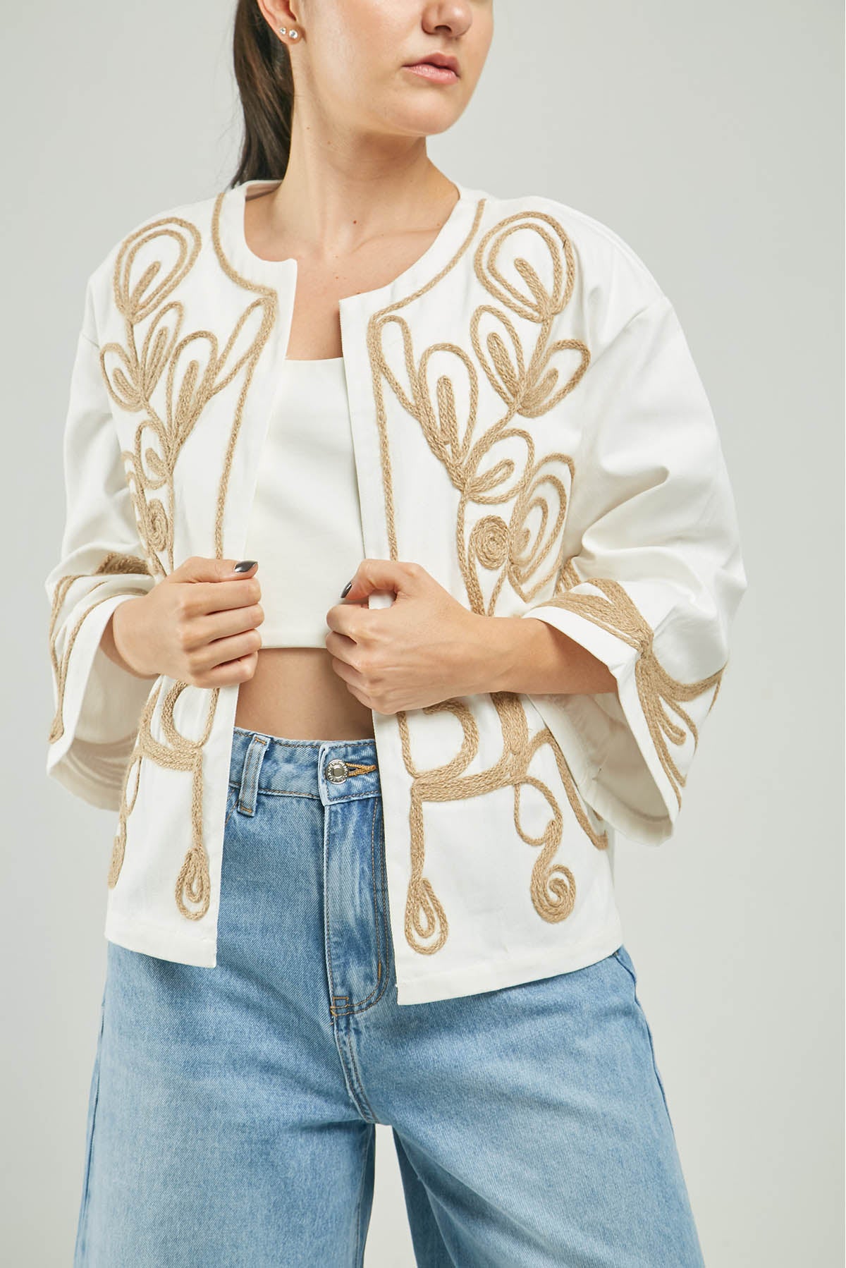 CHAQUETA ABIERTA BORDADA CABULLA ADELANTE  MANGA