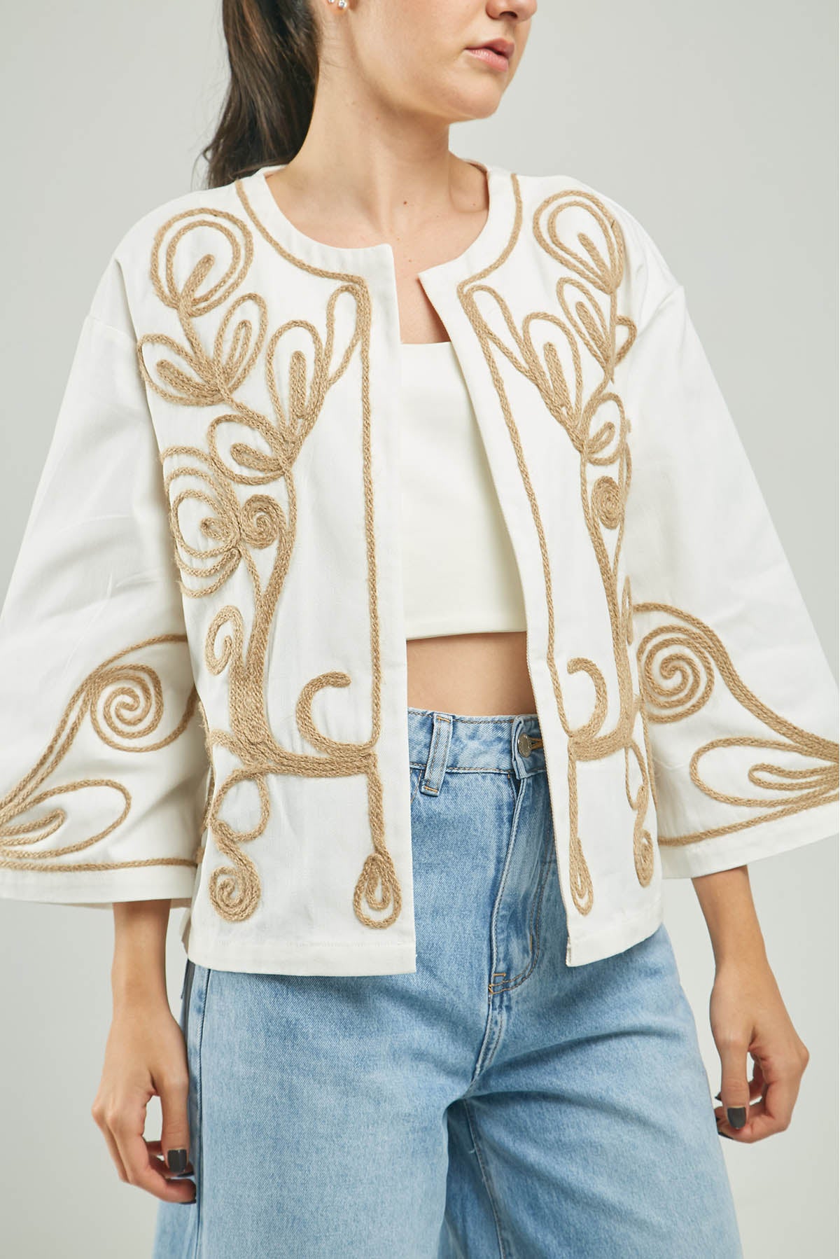 CHAQUETA ABIERTA BORDADA CABULLA ADELANTE  MANGA