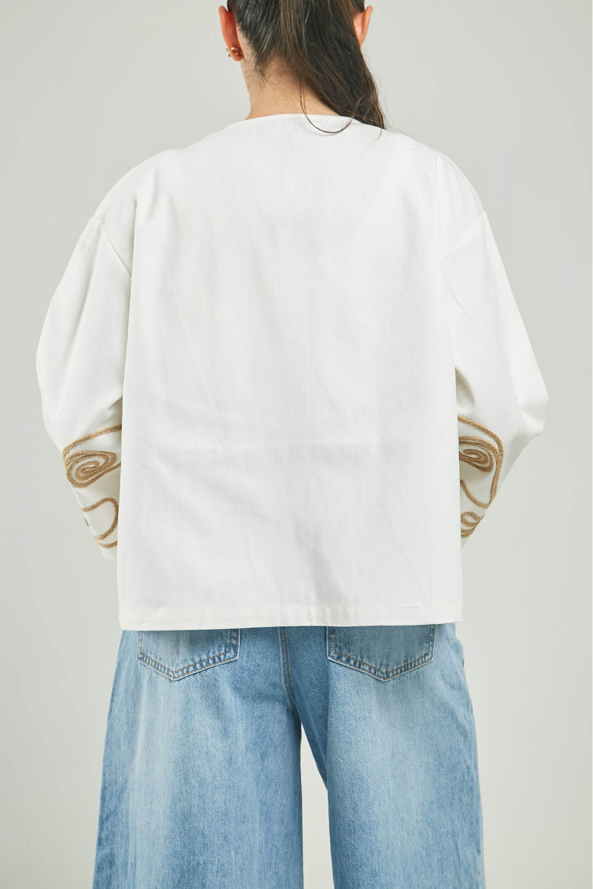 CHAQUETA ABIERTA BORDADA CABULLA ADELANTE  MANGA