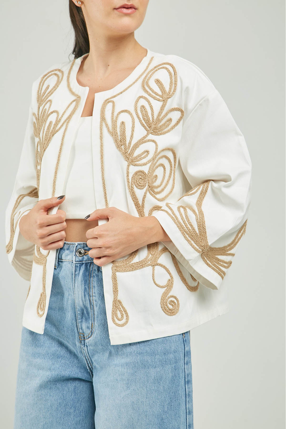 CHAQUETA ABIERTA BORDADA CABULLA ADELANTE  MANGA