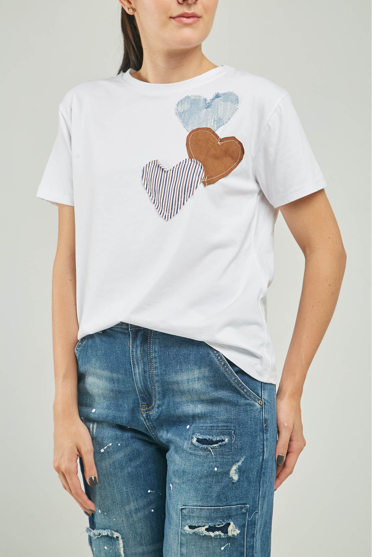 CAMISETA TRES CORAZONES PARCHES CUELLO REDONDO MANGA CORTA