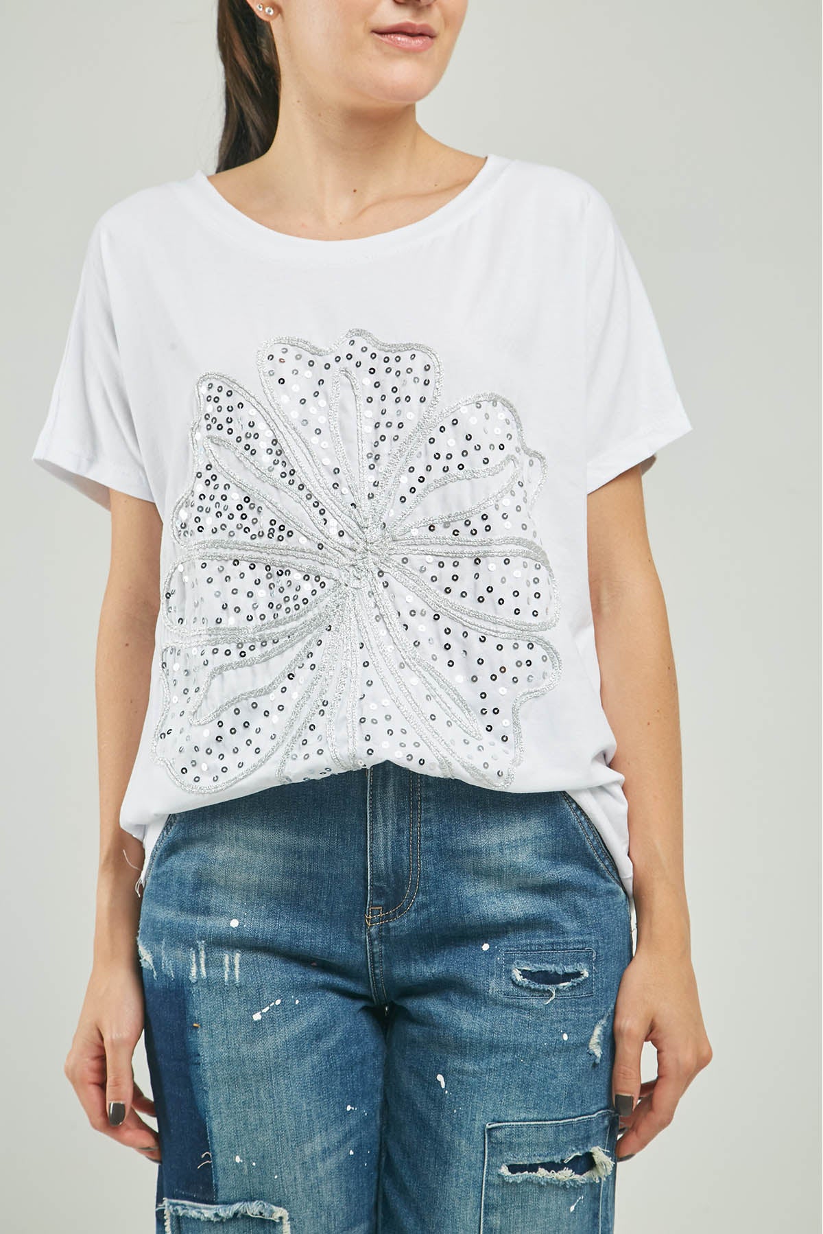 CAMISETA BORDADO FLOR GRANDE ADELANTE LENTEJUELA C/R