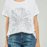 CAMISETA BORDADO FLOR GRANDE ADELANTE LENTEJUELA C/R
