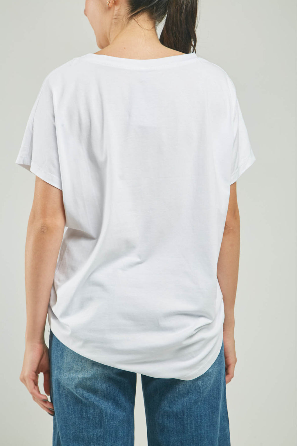 CAMISETA BORDADO FLOR GRANDE ADELANTE LENTEJUELA C/R