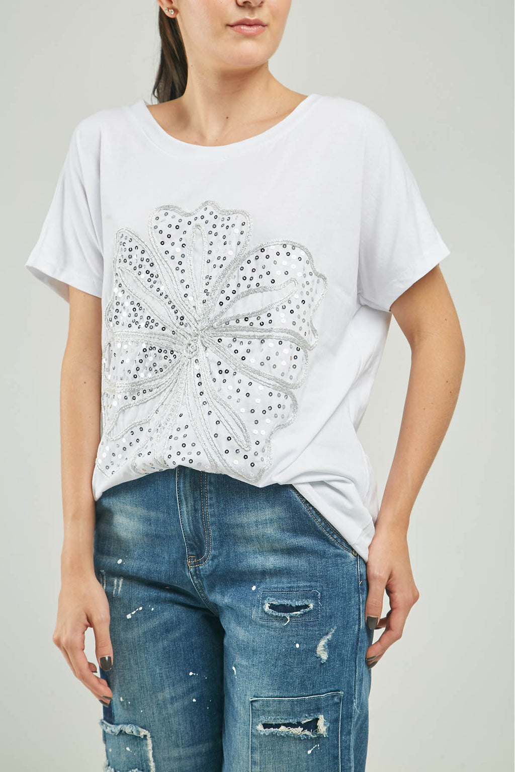 CAMISETA BORDADO FLOR GRANDE ADELANTE LENTEJUELA C/R