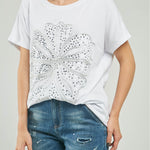 CAMISETA BORDADO FLOR GRANDE ADELANTE LENTEJUELA C/R