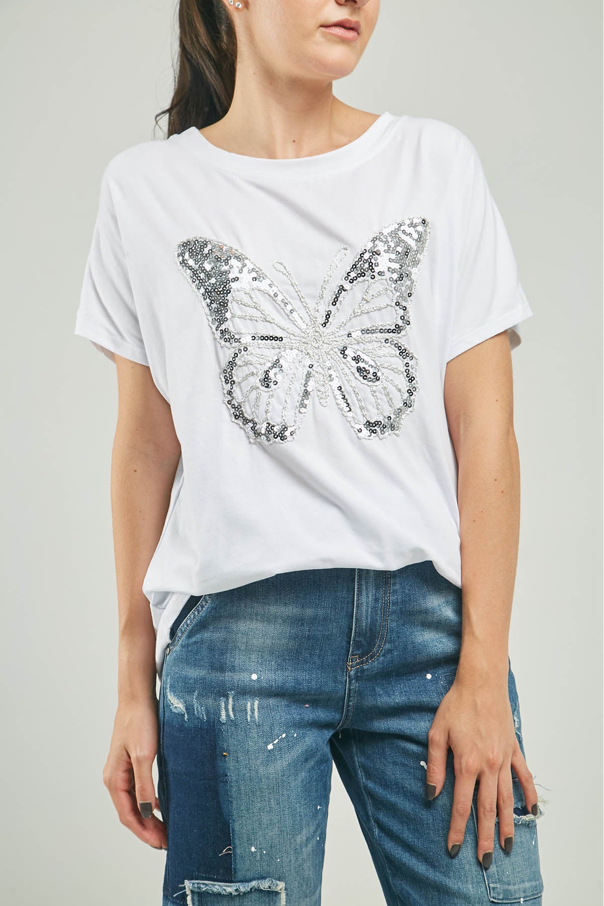 CAMISETA BORDADA ADELANTE MARIPOZA GRANDE LENTEJUELAS  C/R