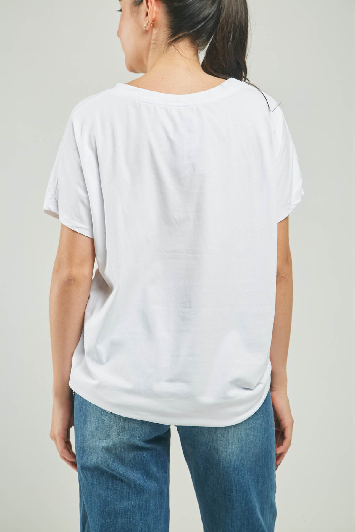 CAMISETA BORDADA ADELANTE MARIPOZA GRANDE LENTEJUELAS  C/R