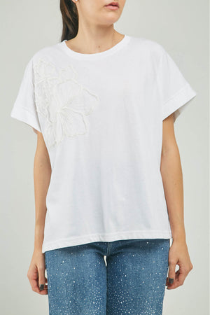 CAMISETA BORDADO FLOR TULLA  ADELANTE LADO  MR C/R