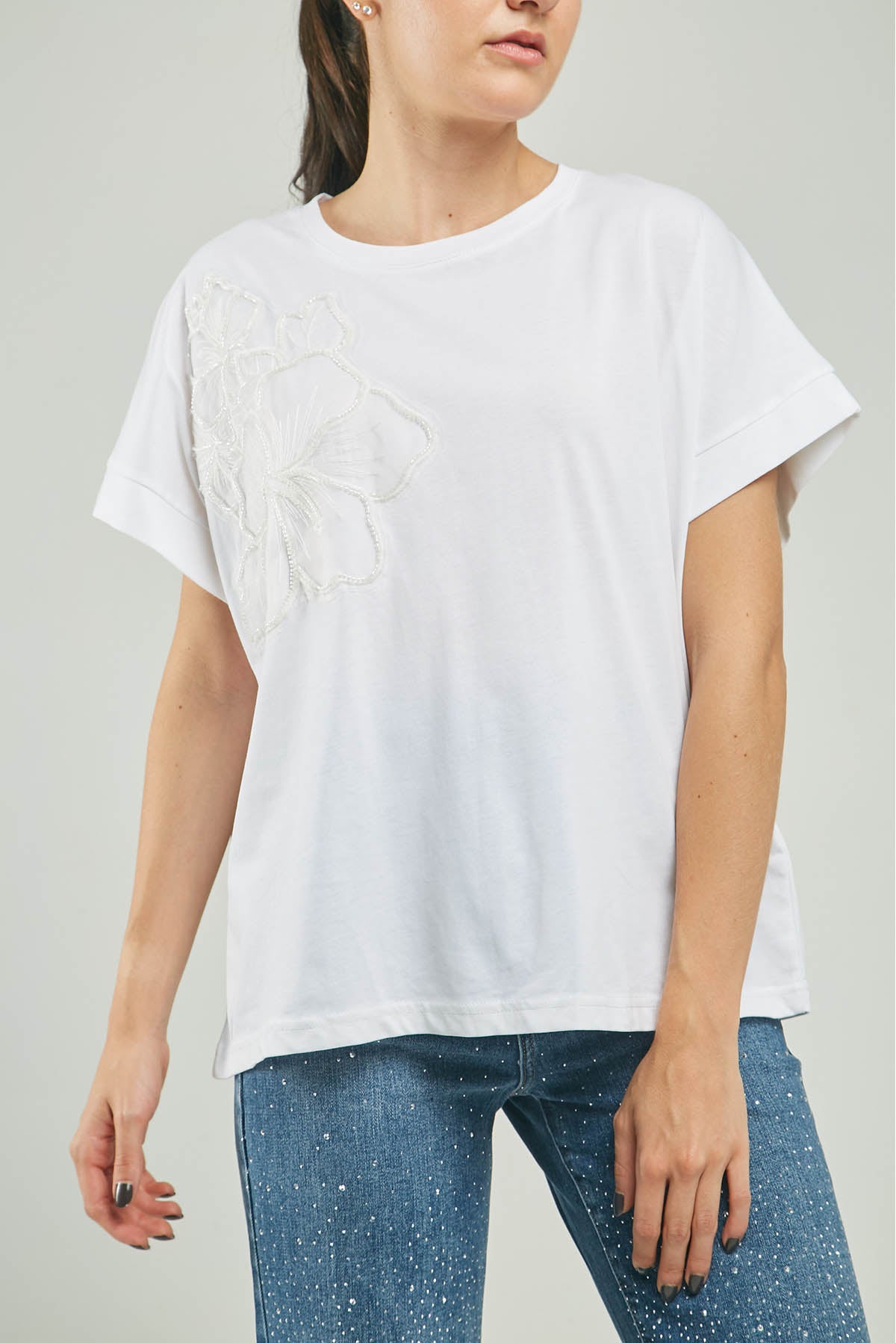 CAMISETA BORDADO FLOR TULLA  ADELANTE LADO  MR C/R