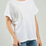CAMISETA BORDADO FLOR TULLA  ADELANTE LADO  MR C/R