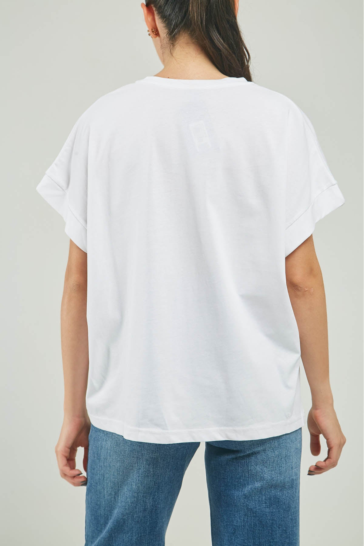 CAMISETA BORDADO FLOR TULLA  ADELANTE LADO  MR C/R