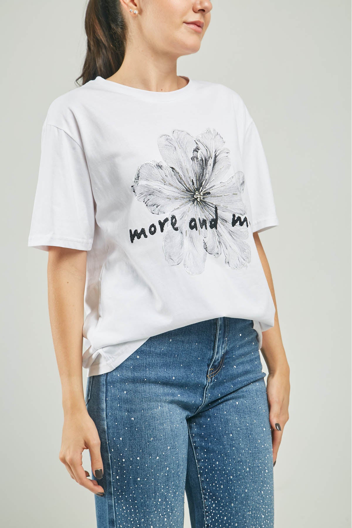 CAMISETA ESTAMPADO  FLOR NEGRA ADELANTE CANUTILLO  MC