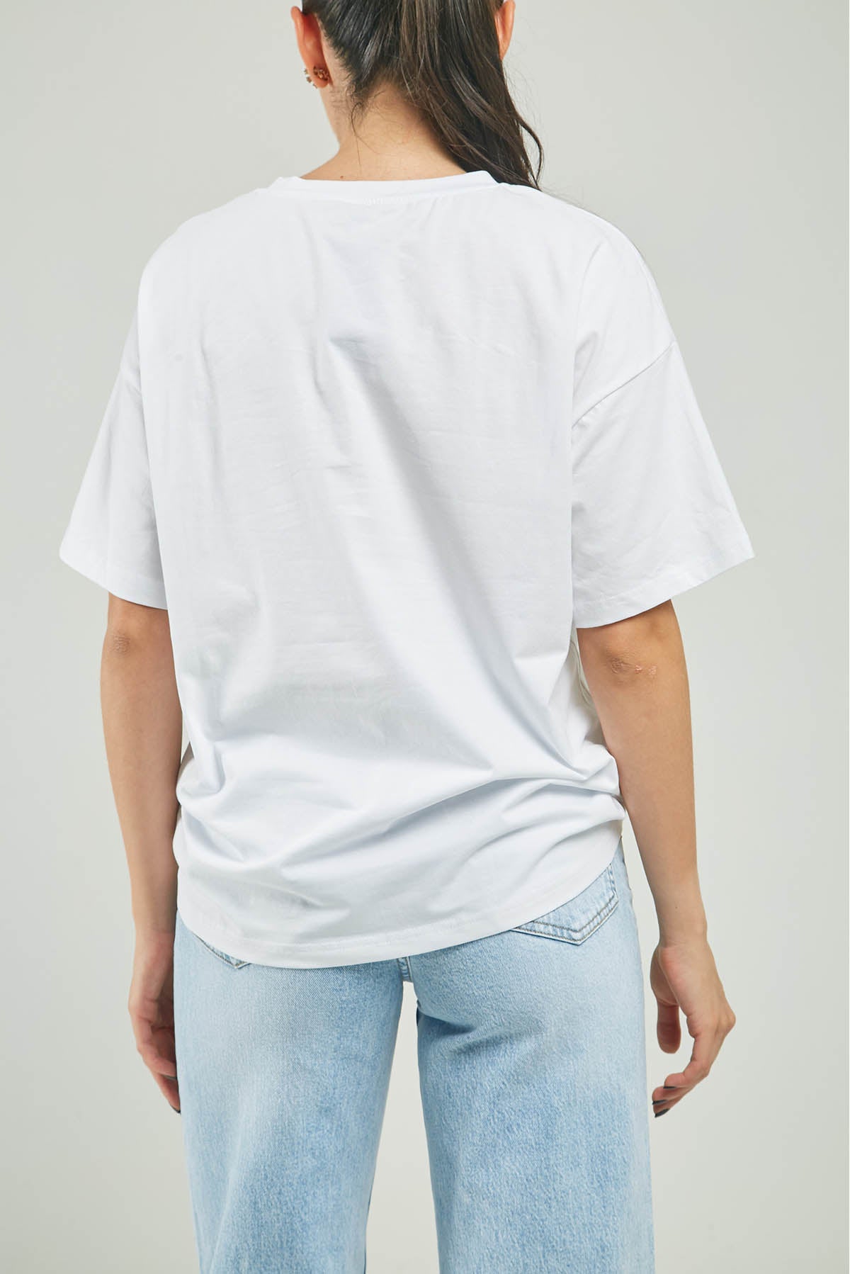 CAMISETA BORDADO ADELANTE MARIPOS DORADA C/R M/C