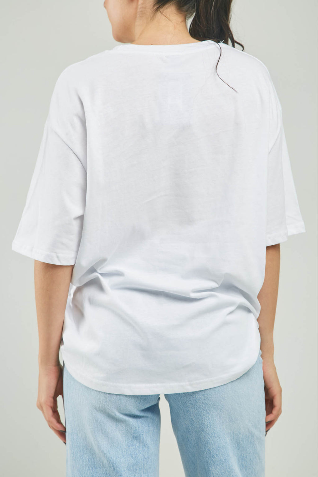 CAMISETA ESTAMPADO ADELANTE FLOR FUCSIA CHISPAS  C/R MC