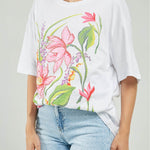 CAMISETA ESTAMPADO ADELANTE FLOR FUCSIA CHISPAS  C/R MC