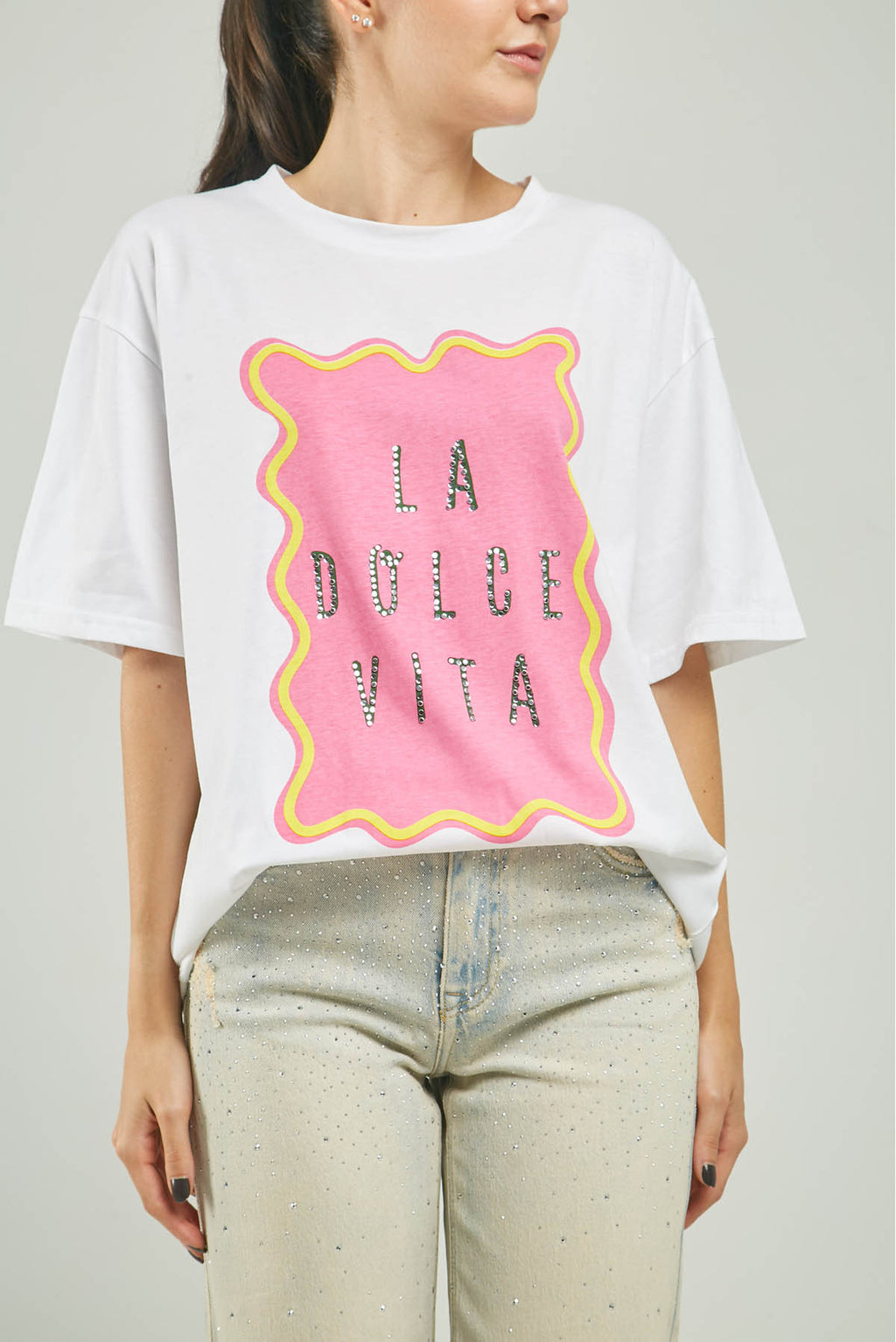 CAMISETA ESTAMPADO MARGEN LETRAS ADELANTE C/R MC