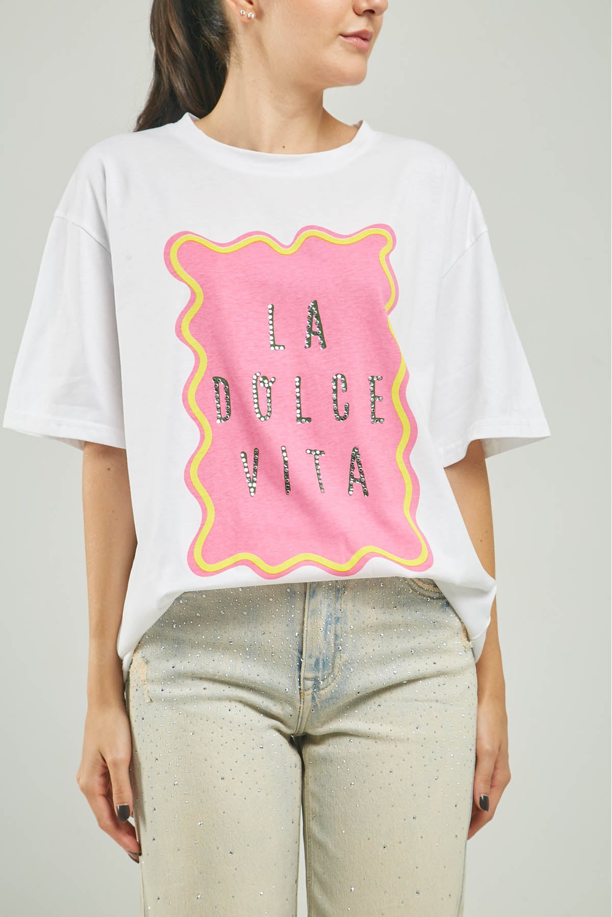 CAMISETA ESTAMPADO MARGEN LETRAS ADELANTE C/R MC