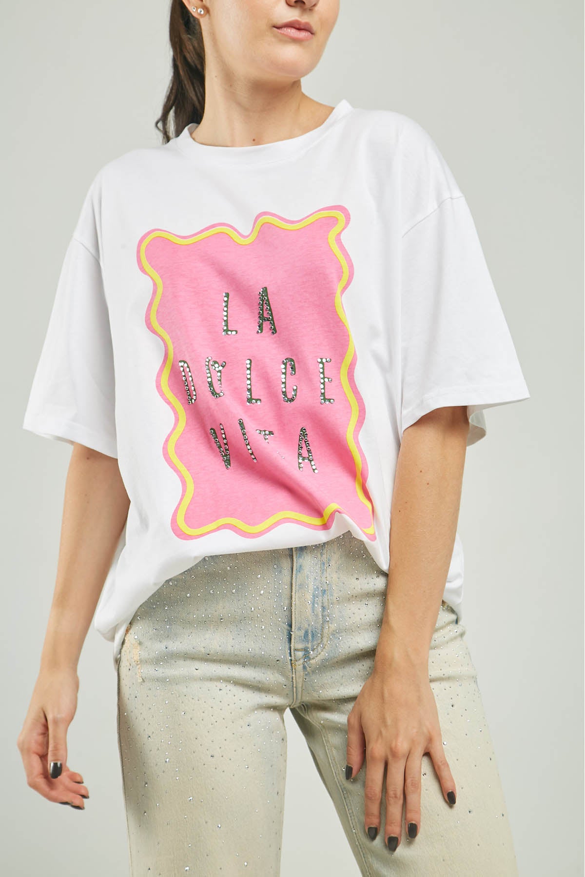 CAMISETA ESTAMPADO MARGEN LETRAS ADELANTE C/R MC